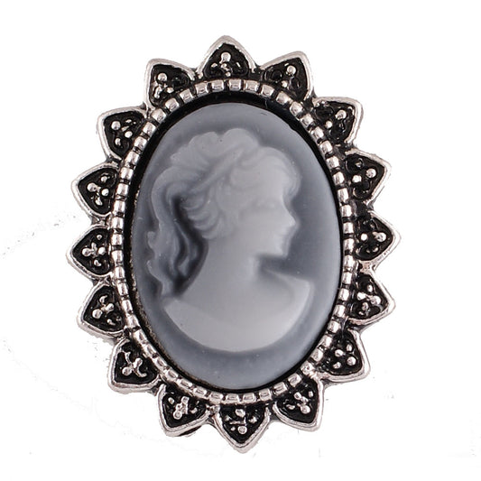 Statement Cameo Snap