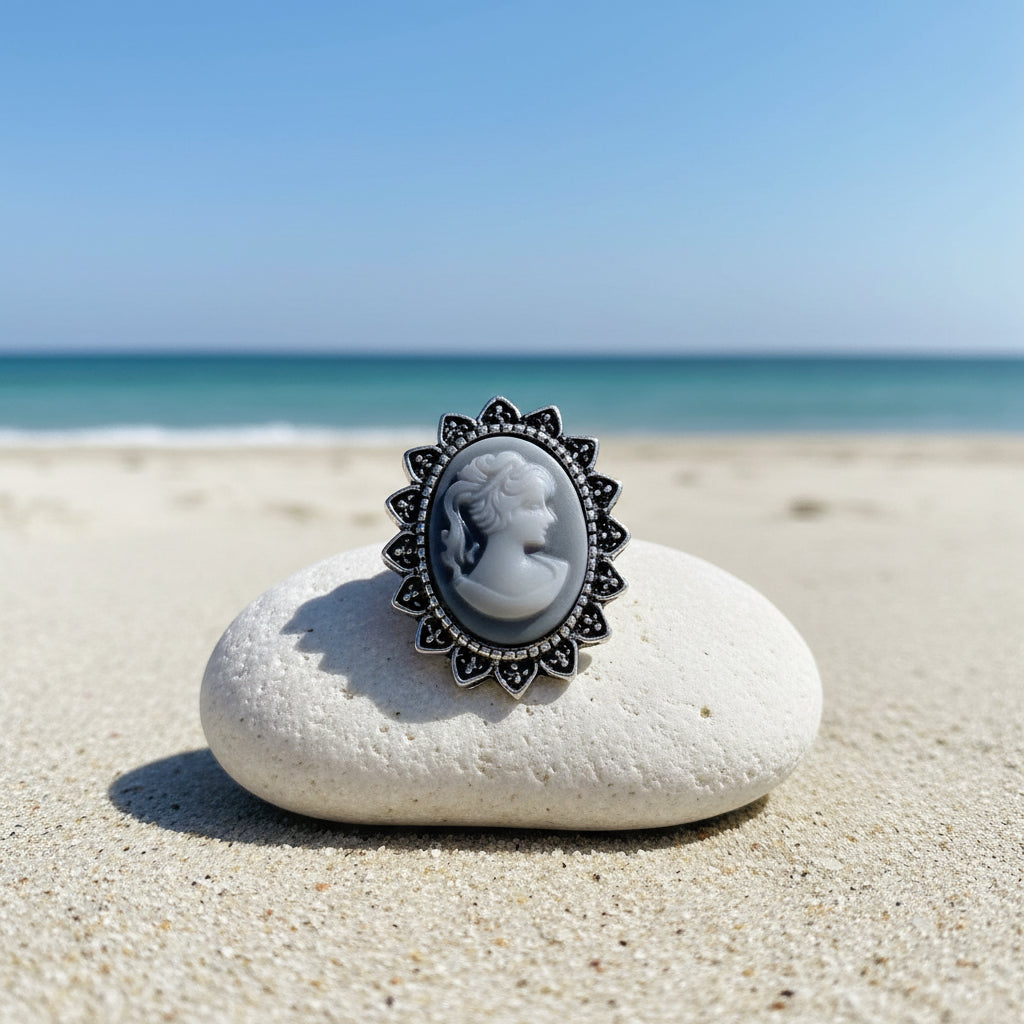 Statement Cameo Snap